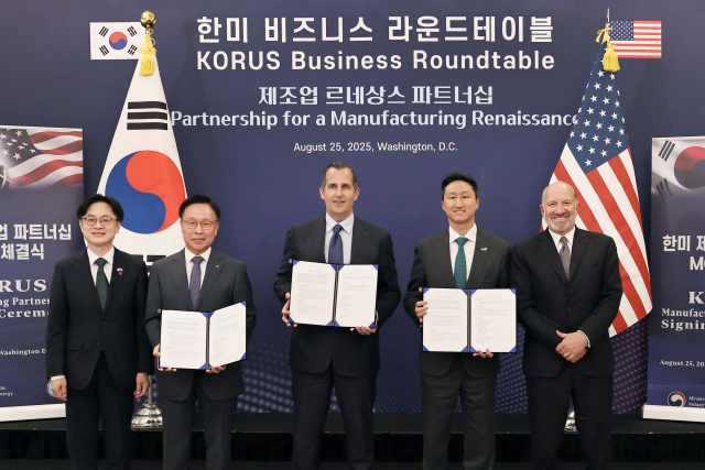 HD현대가 25일(현지시간) 미국 워싱턴 DC 윌라드 인터콘티넨탈 호텔에서 '한미 조선산업 공동 투자 프로그램 조성을 위한 양해각서(MOU)'를 체결했다. (왼쪽부터) 김정관 산업통상자원부 장관, 김복규 한국산업은행 수석부행장, 프랭크 브루노 서버러스 캐피탈 최고경영자, 정기선 HD현대 수석부회장, 하워드 러트닉 미국 상무부 장관. /HD현대