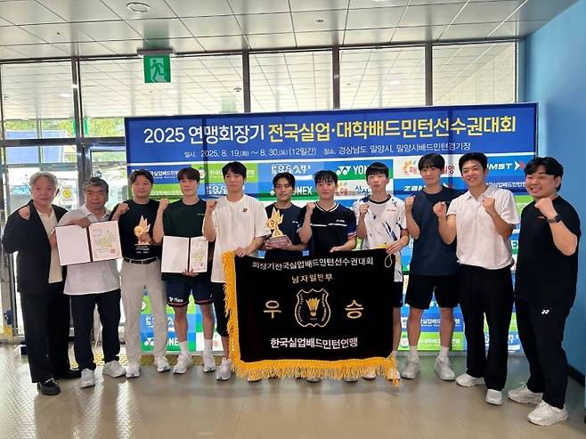 요넥스 남자 배드민턴팀이 2025 실업연맹회장기에서 단체전 우승을 차지했다. 박용제 감독(오른쪽)과 이용대 플레잉 코치(오른쪽에서 두번째) 등 선수단이 기뻐하고 있다. 요넥스 제공.&nbsp;