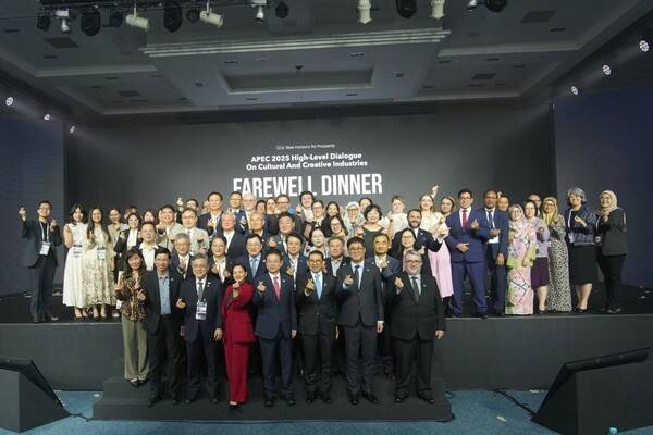 APEC 문화산업고위급대화 참석자들이 기념촬영을 하고 있다./사진-경주시