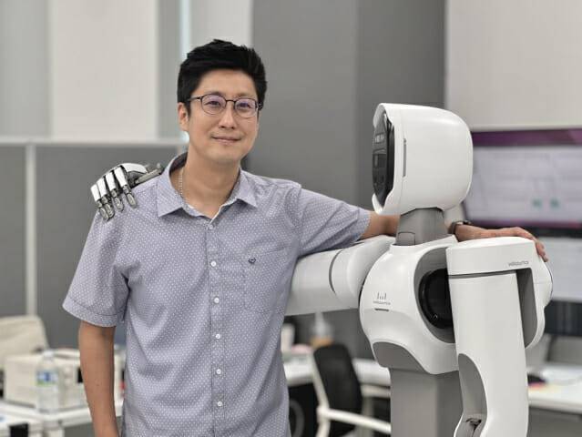 김용재 위로보틱스 대표가 휴머노이드 알렉스와 사진을 찍고 있다. (사진=지디넷코리아 신영빈 기자)