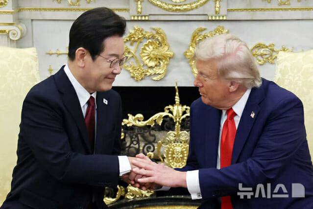 이재명 대통령과 도널드 트럼프 미국 대통령이 25일(현지 시간) 미국 워싱턴DC 백악관에서 한미 정상회담을 하며 악수하고 있다. (사진=뉴시스)