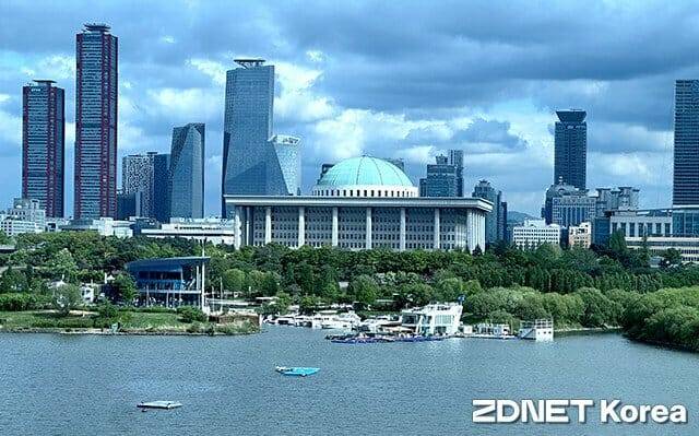 한강에서 바라본 여의도 국회의사당 전경