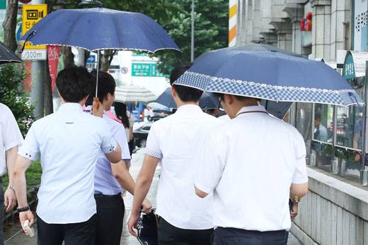 수도권·강원내륙 소나기 곳… 한낮 35도 폭염 [내일날씨] ©서울, 서울날씨, 오늘날씨, 내일날씨