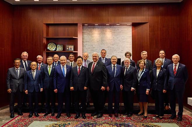 이재명 대통령이 25일워싱턴 DC의 전략국제문제연구소(CSIS)에서 오피니언 리더들과 만나 단체 사진을 촬영하고 있다. /페이스북