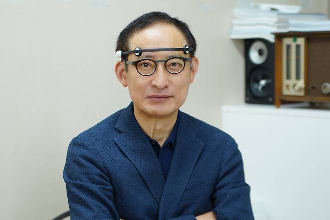 슬리피솔 라이트 착용 시범을 보이고 있는 이승우 리솔 연구소장. /더비비드