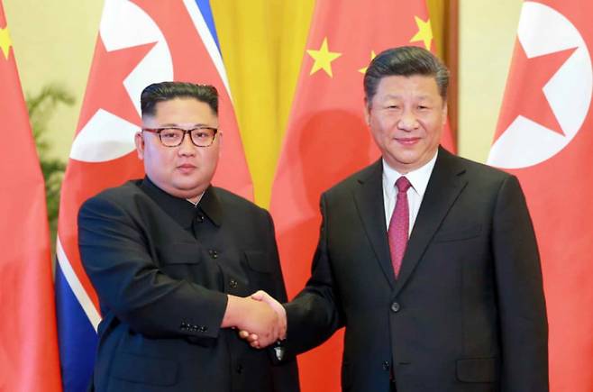 2018년 6월 19일 1박 2일 일정으로 중국을 방문한 김정은 북한 국무위원장이 공식환영식에서 시진핑 중국 국가주석과 악수하는 모습./노동신문 뉴스1
