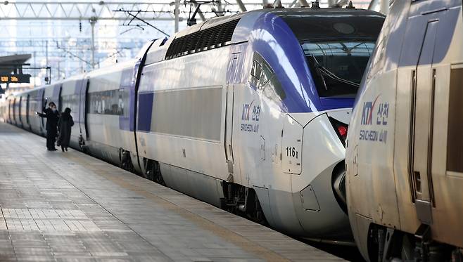 서울역에서 승객이 KTX(고속철도) 열차에 탑승하고 있다. /뉴스1