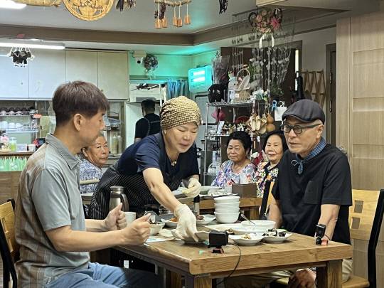 '식객 허영만의 백반기행'이 세종 콩 요리 전문점을 촬영하고 있는 장면. 세종시 제공