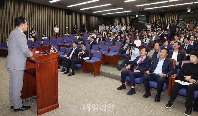 장동혁 국민의힘 대표가 지난 27일 오후 국회에서 열린 국민의힘 의원총회에서 인사말을 하고 있다. ⓒ데일리안 홍금표 기자