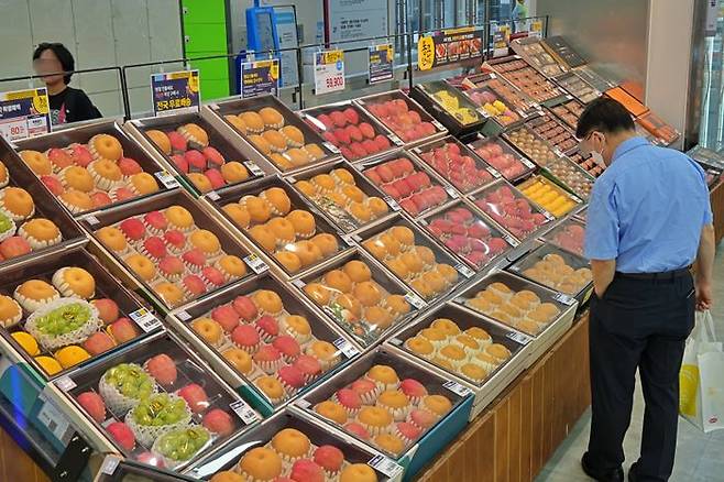 지난 2024년 추석 당시 서울시 중구에 위치한 롯데마트 제타플렉스 서울역점 과일 선물세트 매대에서 고객이 상품을 살펴보고 있다.ⓒ롯데마트