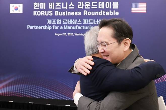 이재용 삼성전자 회장이 25일(현지시간) 미국 워싱턴DC 윌라드 호텔에서 열린 한미 비즈니스 라운드 테이블 리셉션에 참석해 젠슨 황 엔비디아 최고경영자(CEO)와 포옹하고 있다. ⓒ연합뉴스