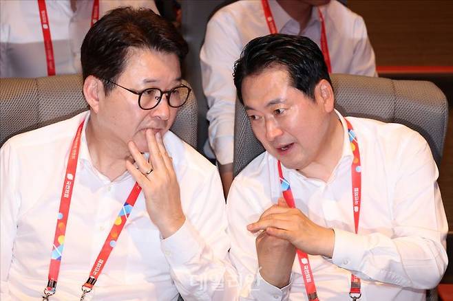 국민의힘 장동혁 대표와 신동욱 최고위원이 28일 오후 인천 중구 인천국제공항공사 항공교육원에서 열린 2025 국민의힘 국회의원 연찬회에서 대화를 하고 있다. ⓒ데일리안 홍금표 기자