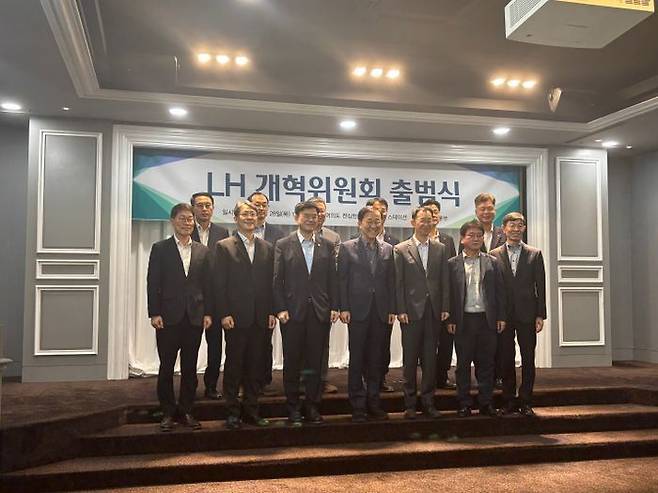 김윤덕 국토교통부 장관(앞줄 왼쪽에서 네 번째)이 서울 여의도 켄싱턴호텔에서 열린 LH 개혁위원회 출범식에서 위원회 민간위원들과 기념사진을 촬영하고 있다.ⓒ데일리안 임정희 기자