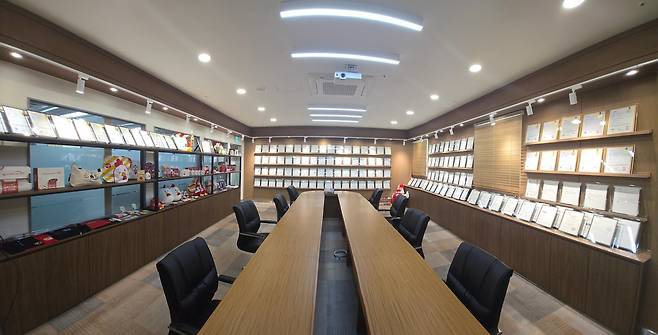 처갓집양념치킨의 228개의 특허증이 전시되어 있다. 처갓집양념치킨 제공