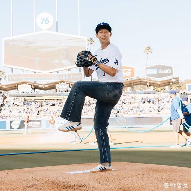 28일 미국프로야구 메이저리그(MLB) LA 다저스 안방구장에서 시구에 나선 손흥민. 그의 소속팀 미국 메이저리그사커(MLS) LA FC는 구단 X에 이 사진을 올리며 ‘LA 버킷리스트를 지워가고 있는 손흥민’이라고 적었다. 사진 출처 LA FC X