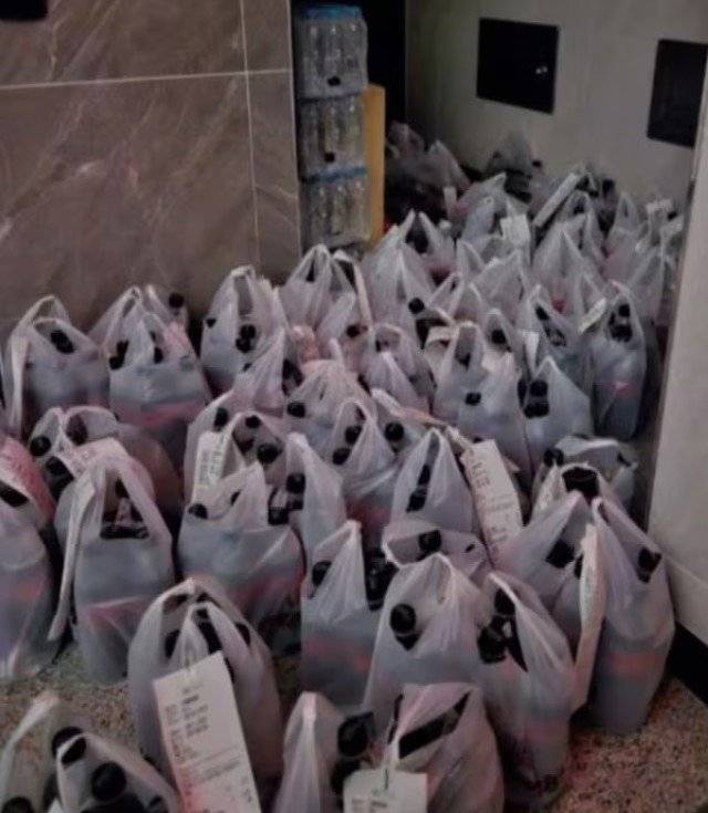 배달의민족 신규회원 치킨 할인 쿠폰이 편법으로 악용됐다. 탈퇴와 재가입을 반복해 무제한 발급받아 치킨과 콜라를 대량 주문하는 사례가 속출했고, 온라인에서는 “부정 이용” vs “판촉 효과” 논란이 이어지고 있다. 온라인 커뮤니티