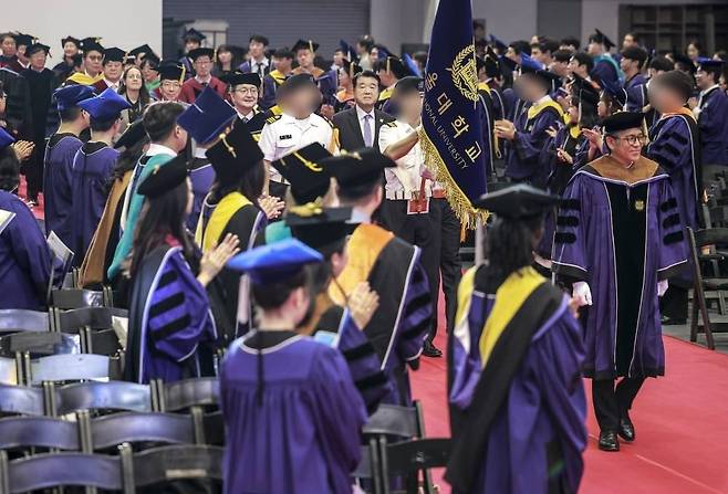 정병혁 기자 = 28일 서울 관악구 서울대학교에서 열린 후기 학위수여식에서 학사행렬이 입장하고 있다. 2025.08.28. [서울=뉴시스]
