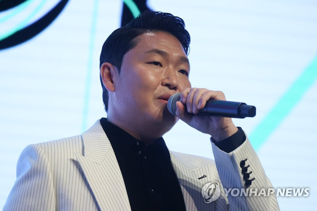 싸이가 29일 오후 서울 여의도 페어몬트 앰배서더 서울 호텔에서 열린 정규 9집 ‘싸다9’ 발매 기념 프레스 청음회에서 새 앨범을 소개하고 있다. 연합뉴스