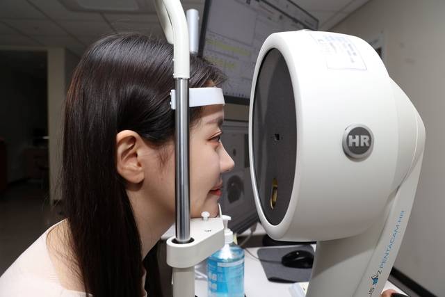 시력교정술 전 각막지형도검사, 사시검사 등 정밀검사를 통해 눈의 기능 및 상태를 파악해야 한다. 김안과병원 제공.