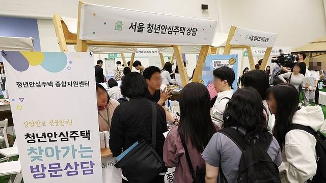 청년안심주택 상담하는 청년들.[연합뉴스]