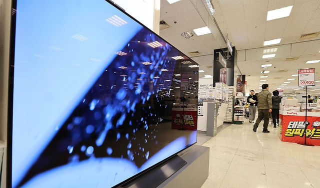 2분기 글로벌 TV 출하량이 전년대비 역성장한 가운데, 중국이 한국의 점유율을 추월한 것으로 나타났다. 연합뉴스