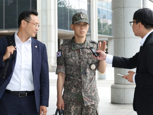 김용대 드론작전사령관이 20일 내란특검 사무실이 마련된 서울 서초구 서울고검에 조사를 받기 위해 출석하며 취재진의 질문에 답하고 있다. [연합뉴스]