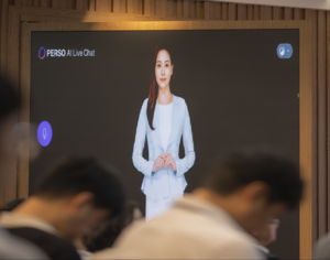 한국남부발전의 AI휴먼 '조이'가 임직원들에게 첫인사를 하고 있다.