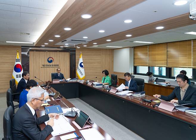 지난 27일 오후 서울 종로구 정부서울청사에서 열린 2025년 제18회 개인정보보호위원회 전체회의 전경. (개인정보보호위원회 제공)