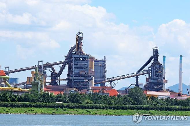 포스코 포항제철소 1고로(오른쪽)와 2고로 전경. 연합뉴스