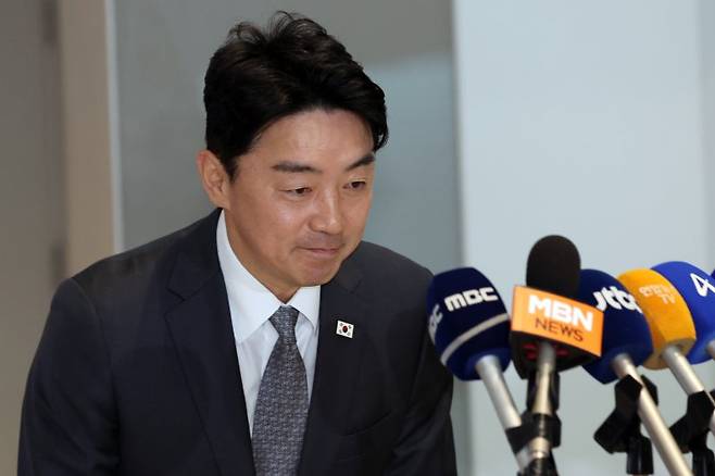 강훈식 대통령비서실 비서실장이 지난 24일 오전 인천공항에서 한미정상회담을 위해 출국하며 취재진의 질문에 답변하고 있다. 사진=뉴스1