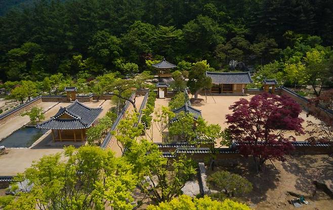 선비들의 풍류를 엿볼 수 있는 '파청헌'(왼쪽)과 '재예당'