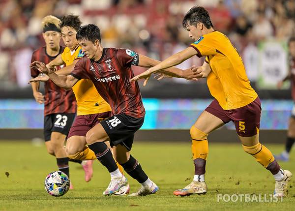 하승운(왼쪽), 변준수(오른쪽, 이상 광주FC), 이의형(가운데, 부천FC1995). 서형권 기자