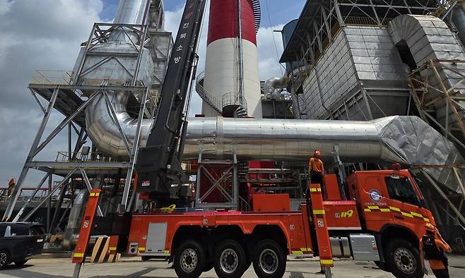 전북 전주시의 한 공장에서 대기질을 측정하던 40대가 떨어지는 드론에 맞아 숨졌다. 전북소방본부 제공