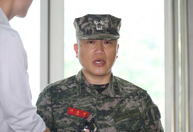 이용민 전 해병대 1사단 포병여단 제7대대장이 28일 업무상 과실치사상 혐의 피의자 신분으로 조사를 받기 위해 서초구 순직해병특별검사팀으로 출석하던 중 취재진의 질문에 답하고 있다. 연합뉴스