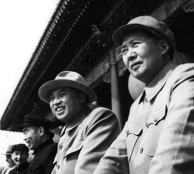 김일성 전 북한 수상(오른쪽 둘째)이 1954년 10월1일 중국 베이징 천안문 성루 위에서 마오쩌둥 전 중국 국가주석(맨 오른쪽)과 열병식을 지켜보고 있다. 베이징/AFP 연합뉴스