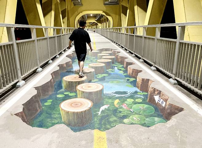 거금대교는 이중 구조로 되어있다. 도보와 자전거 통행이 가능한 대교 구간에 재밌는 그림이 그려져 있다. 박미향 기자