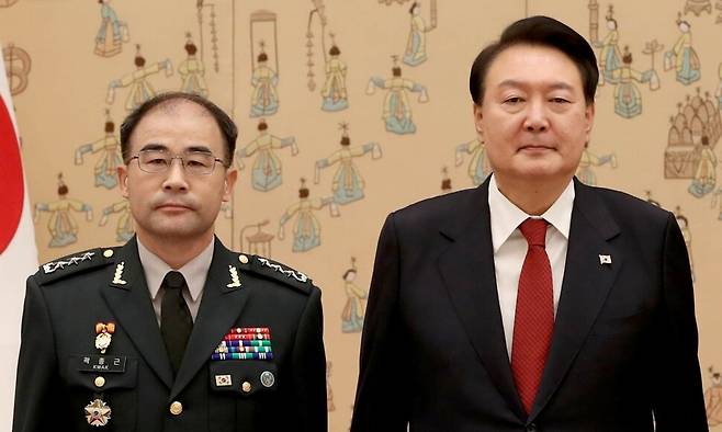 곽종근 전 육군 특수전사령관이 윤석열 전 대통령과 2023년 11월6일 서울 용산 대통령실 청사에서 열린 중장 진급 보직 신고 및 삼정검 수치 수여식에서 기념사진을 찍고 있다. 대통령실사진기자단