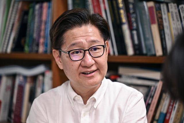 18일 서울 연건동 연구실에서 만난 유성호 서울대 의대 법의학교실 교수. 죽음의 인과관계를 따지고 죽음의 사회적 맥락을 찾는 의사인 그는 "죽음을 직시하면 삶의 태도가 바뀐다"고 했다. 정다빈 기자