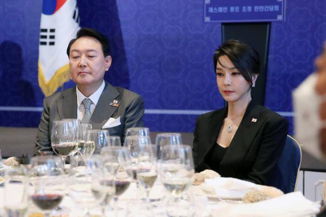 김건희 특별검사팀은 서희건설이 김건희 여사가 지난 2022년 6월 해외 순방 당시 착용했다가 재산 신고 누락 논란이 불거졌던 '반 클리프 앤 아펠' 목걸이를 직접 구매해 김 여사에게 전달했다는 자수서를 받았다고 12일 밝혔다. 사진은 지난 2022년 6월 29일(현지시간) 스페인 동포 초청 만찬간담회에 참석한 김 여사. 뉴시스