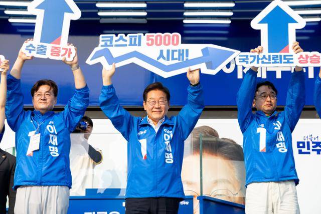 5월 29일 이재명(가운데) 당시 대선 후보가 서울 서초구 서울고속버스터미널 광장에서 열린 유세에 참석해 '코스피 5000 시대' 피켓을 들고 있다. 연합뉴스
