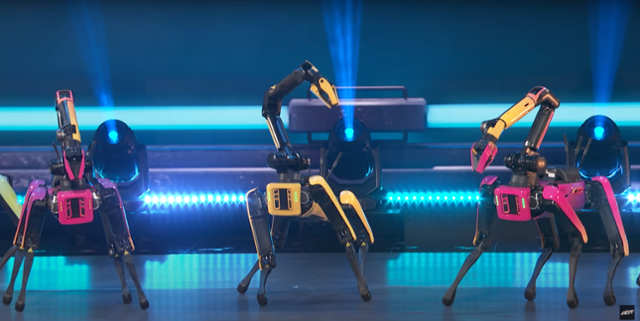 26일 미국 NBC방송의 예능 프로그램 '아메리카 갓 탤런트' 본선 무대에 오른 보스턴다이내믹스의 사족 보행 로봇 '스팟'. 현대차그룹 제공