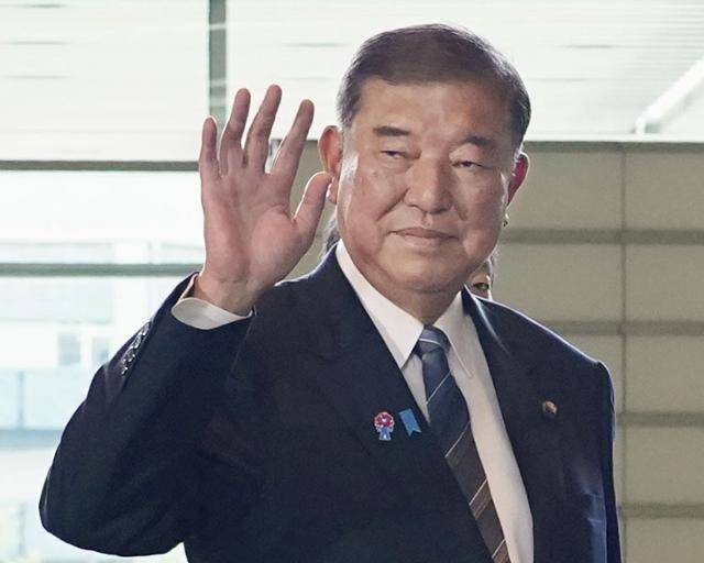 이시바 시게루 일본 총리가 지난달 23일 도쿄 총리 관저로 들어가며 손을 들어보이고 있다. 도쿄=교도 연합뉴스