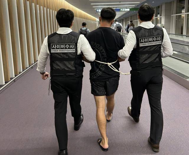 국제 해킹 조직의 총책인 A씨가 지난 22일 인천국제공항에 도착해 이동하고 있다. 서울경찰청 제공