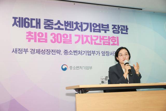 한성숙 중소벤처기업부 장관이 28일 서울 여의도 중소기업중앙회에서 취임 30일 기자간담회를 하고 있다. 중소벤처기업부 제공