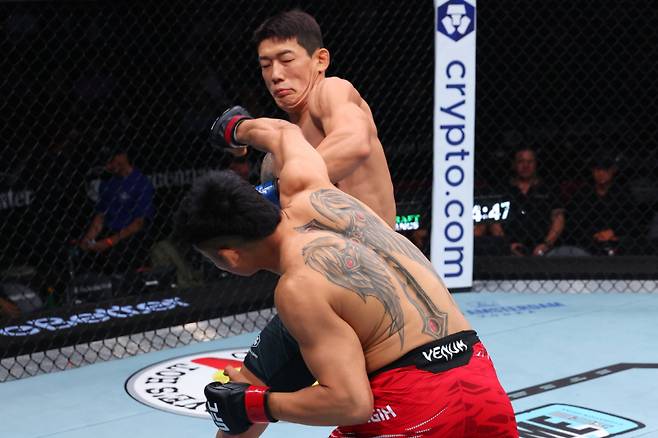 UFC 데뷔전에서 승리한 유주상. 사진=UFC