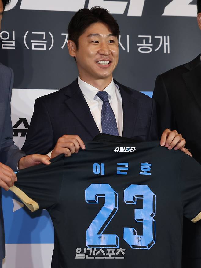 전 축구선수 이근호가 28일 오전 서울 구로구 더링크호텔에서 열린 쿠팡플레이 예능 '슈팅스타2' 제작발표회에 참석해 포토타임을 갖고 있다. '슈팅스타2'는 은퇴 후 제대로 진짜 축구를 즐길 줄 알게 된 레전드 스타 플레이어들이 K3리그에 도전하는 성장 축구 예능. 오는 29일 저녁 8시 공개. 서병수 기자 qudtn@edaily.co.kr /2025.08.28/