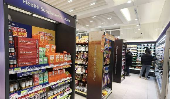 서울의 한 편의점을 찾은 소비자들이 건강기능식품을 살펴보고 있다. [사진=연합뉴스]