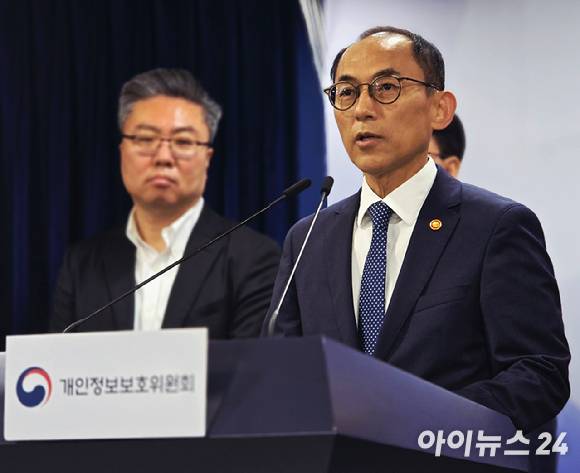 고학수 개인정보보호위원장(오른쪽)이 28일 오전 정부서울청사에서 SK텔레콤 개인정보 유출사고에 대한 제재 처분 내용을 발표하고 있다. [사진=안세준 기자]