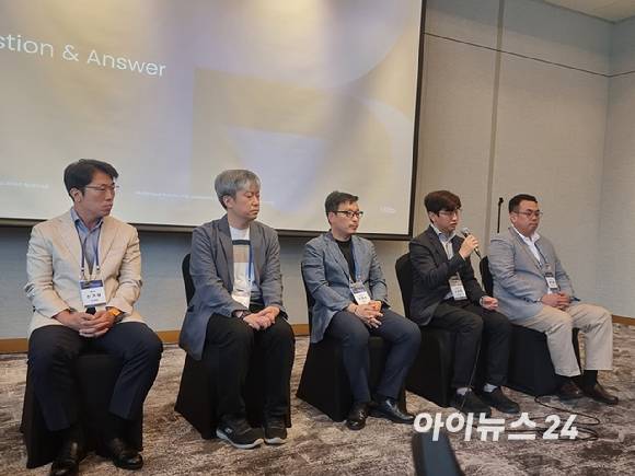 (왼쪽부터) 플리토 신기영 CSO, 김진구 CDO, 이정수 대표, 강동한 CTO, 윤민용 CFO가 28일 오전 서울 삼성동 그랜드 인터컨티넨탈 서울 파르나스에서 ‘플리토 미디어 인사이트 데이’에서 기자들의 질문에 답하고 있다. [사진=윤소진 기자]