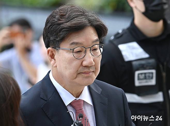 권성동 국민의힘 의원이 27일 오전 서울 종로구에 마련된 김건희 특검팀(특별검사 민중기) 사무실로 통일교 부정 청탁 의혹 관련 조사를 받기 위해 출석하고 있다. [사진=곽영래 기자]